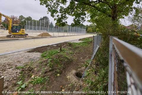 Campus Karl-Marx-Ring_Sportplatz_an_der_neuen_Grundschule_in_Neupelrach_P1292142.jpg